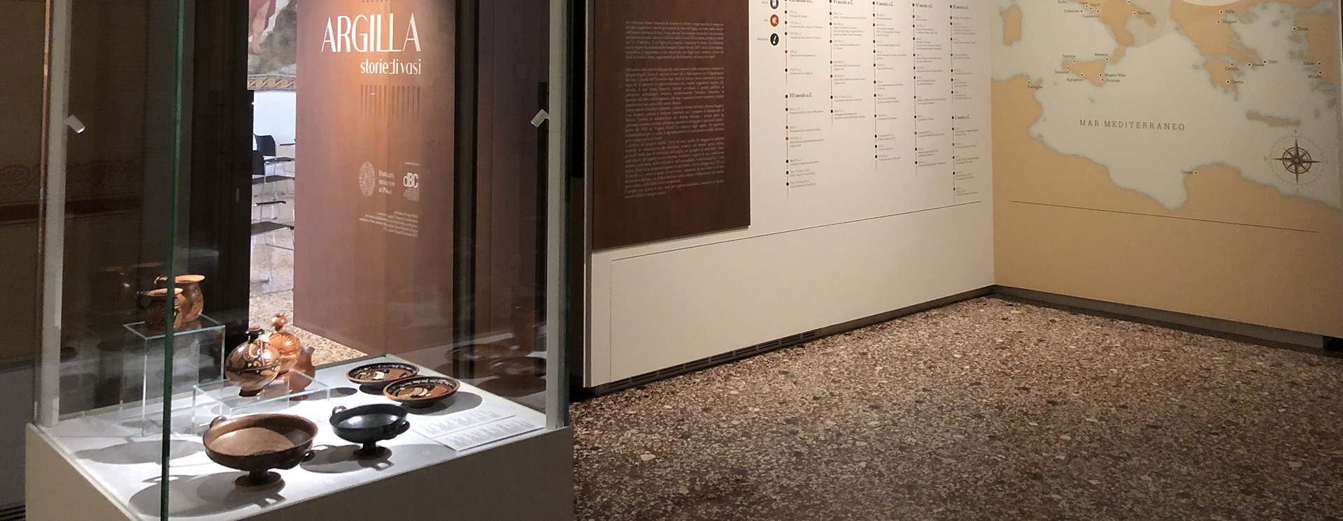 Immagine sala interna mostra Argilla, storie di vasi