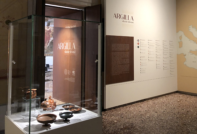 Immagine sala interna mostra Argilla, storie di vasi