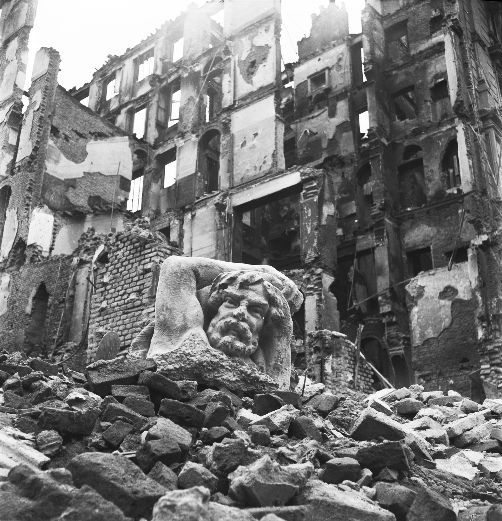 Mostra "Ma noi ricostruiremo. La Milano bombardata del 1943 nell’Archivio Publifoto Intesa Sanpaolo"