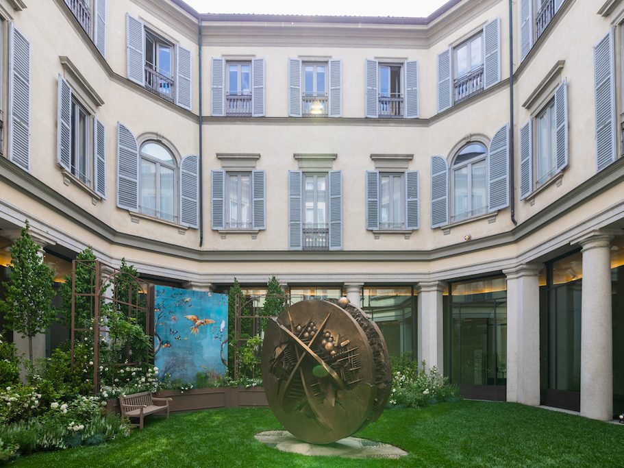 Panoramica Disco in forma di rosa del deserto di Arnaldo Pomodoro al The Secret Garden a Milano