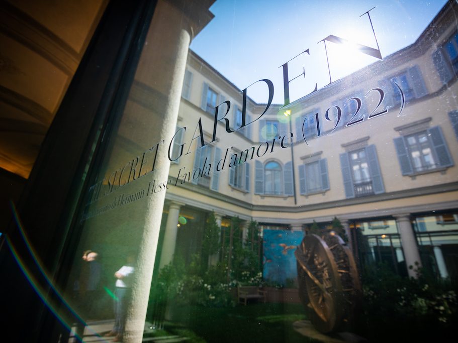 Scritta su un vetro The Secret Garden a Milano