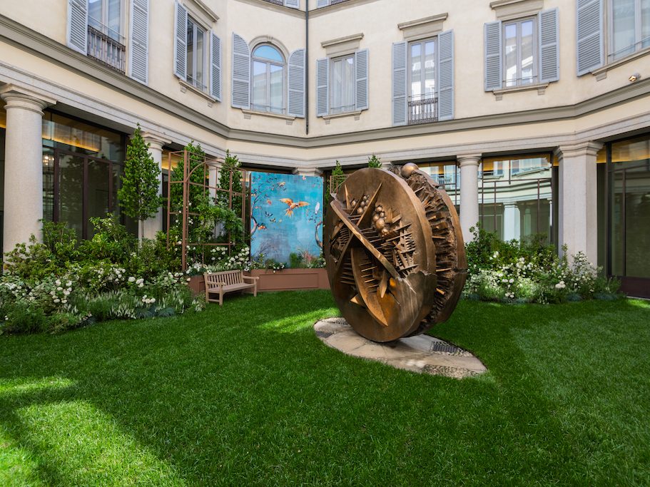 Disco in forma di rosa del deserto di Arnaldo Pomodoro al The Secret Garden a Milano