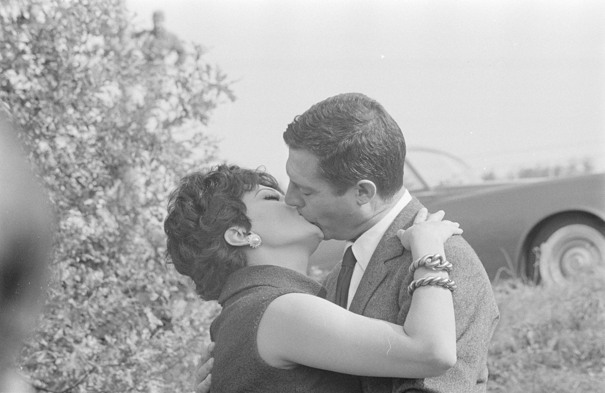 Sophia Loren e Marcello Mastroianni sul set del film "Ieri oggi domani" di Vittorio De Sica, Milano 27 ottobre 1963.  Fotografia di Publifoto. 