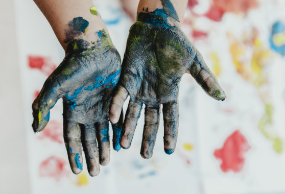 Immagini di mano di bambino sporche di tempera 