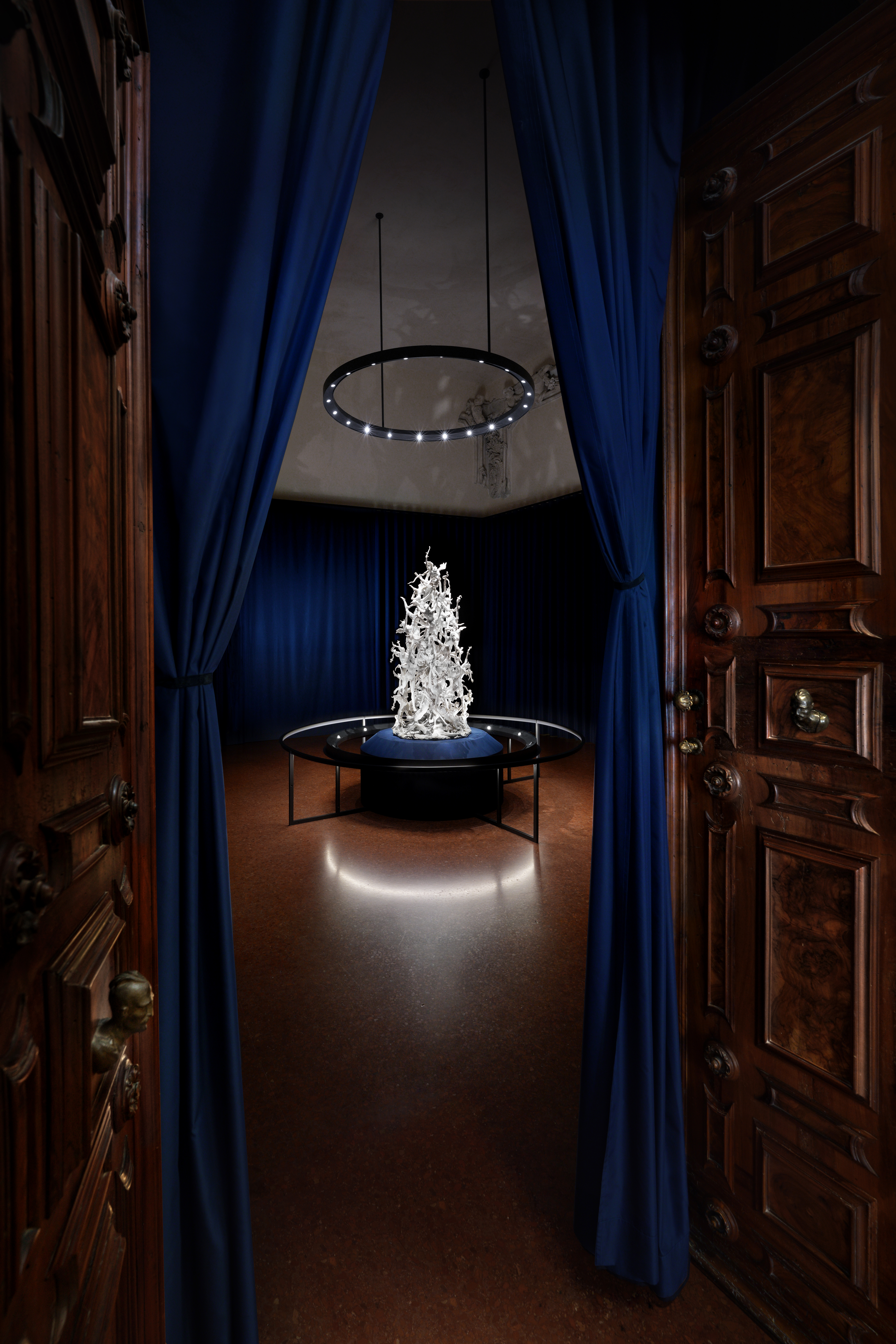 Allestimento mostra CADUTA DEGLI ANGELI RIBELLI. Sotto una nuova luce