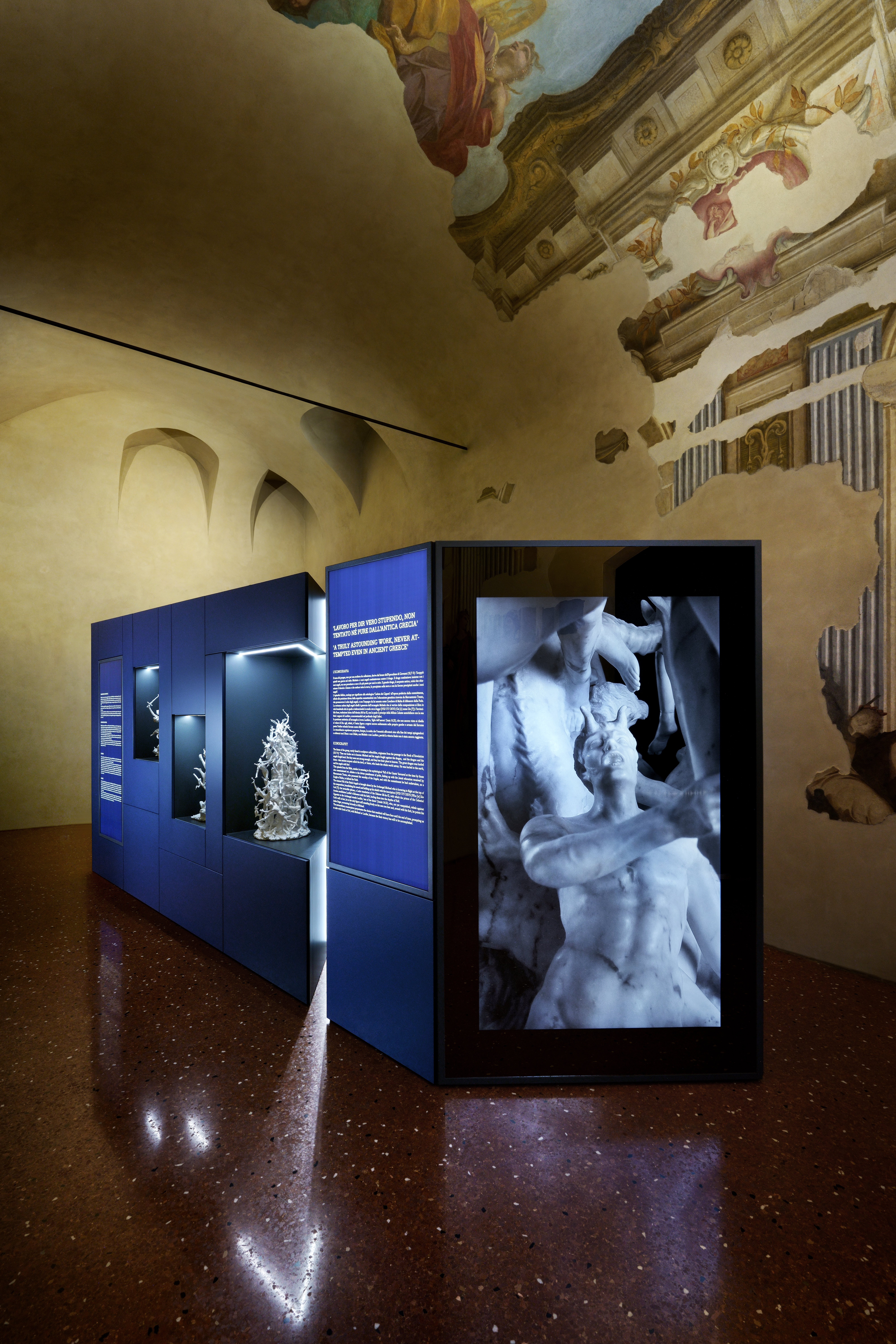 Allestimento mostra CADUTA DEGLI ANGELI RIBELLI. Sotto una nuova luce