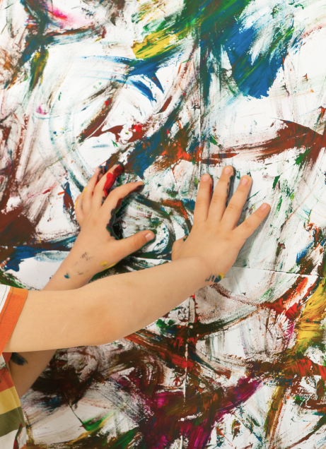 Mani di bambino che colorano su parete