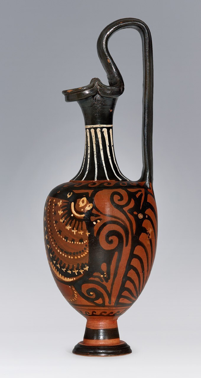 Oinochoe trilobata a collo lungo
