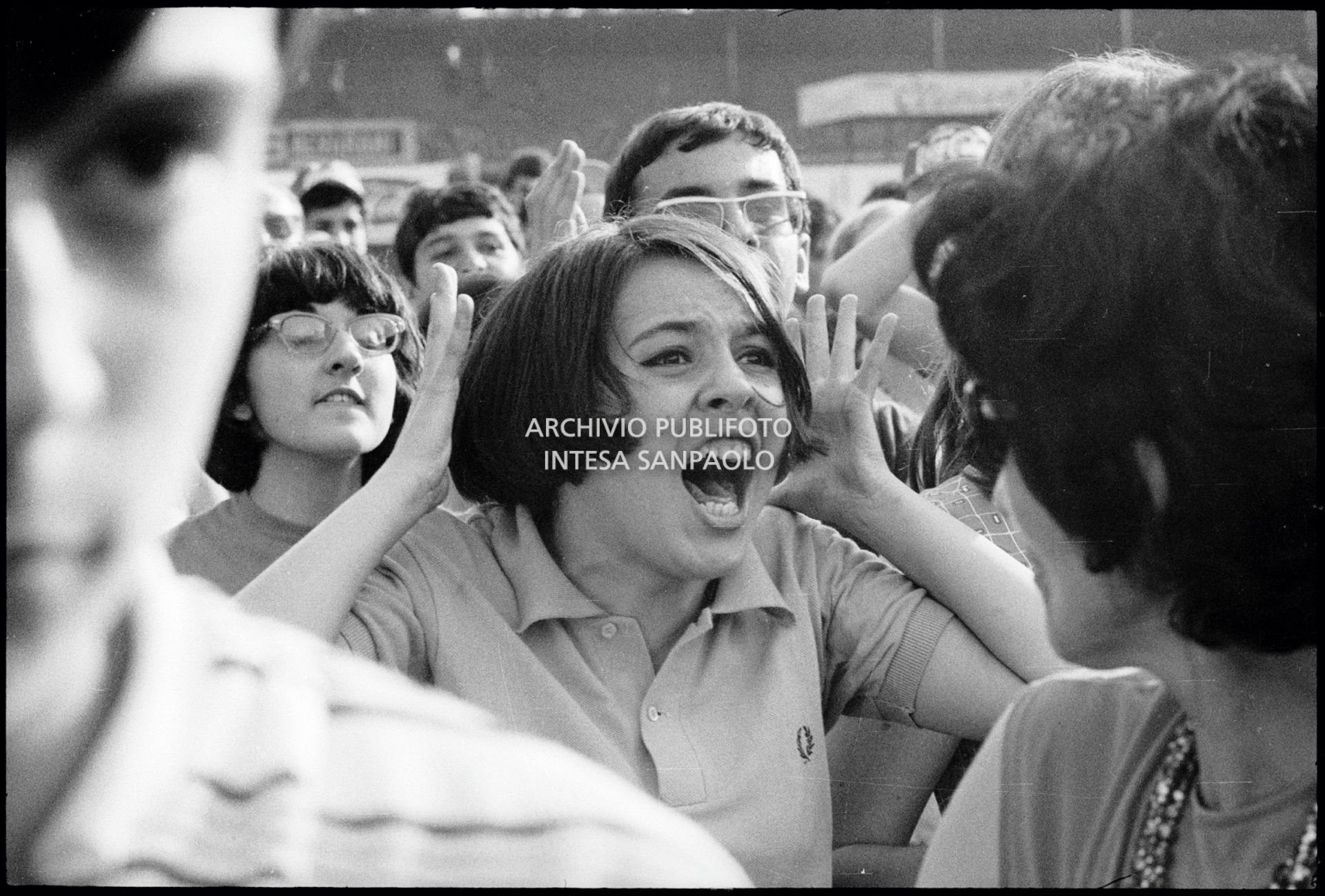 Una ragazza in delirio tra il pubblico al concerto pomeridiano dei Beatles al Vigorelli di Milano