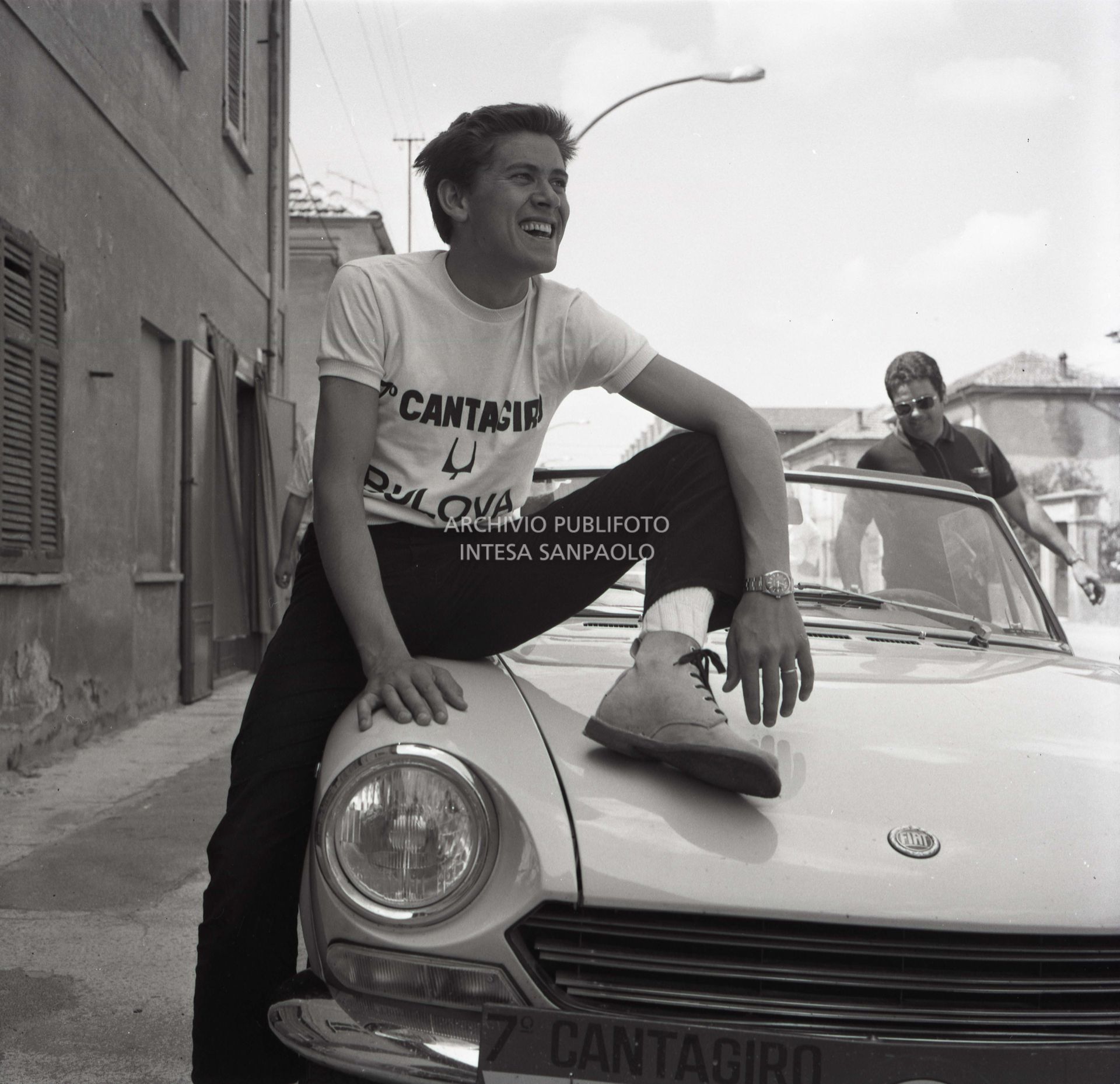 Gianni Morandi poses with the t-shirt of the 7° Cantagiro