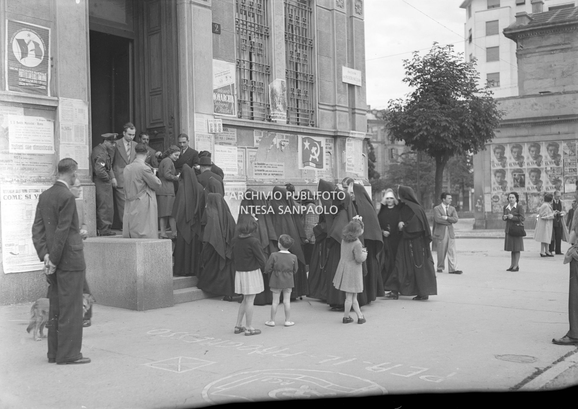 Elettrici, tra cui molto suore, e elettori in fila per votare al referendum istituzionale "monarchia-repubblica" e per eleggere l'Assemblea Costituente al seggio dei Bastioni di Porta Nuova a Milano