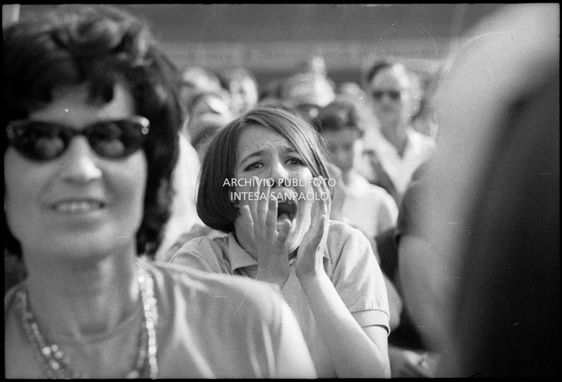 Una ragazza in delirio tra il pubblico al concerto pomeridiano dei Beatles al Vigorelli di Milano