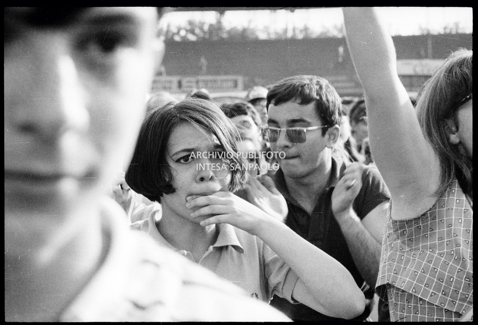 Una ragazza tra il pubblico al concerto pomeridiano dei Beatles al Vigorelli di Milano
