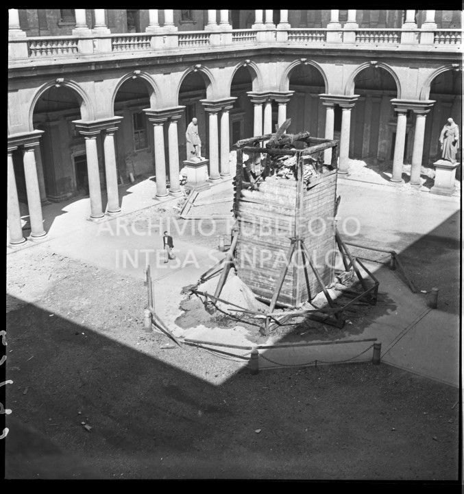 Ripresa dall'alto del cortile d'onore del Palazzo di Brera a Milano: al centro la statua di Napoleone Bonaparte scampata ai bombardamenti grazie all'ingabbiatura di legno e ai sacchi di sabbia messi a protezione preventiva