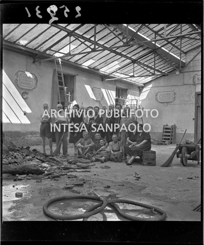 Foto di gruppo presso l'impresa di vini e liquori Luigi Renzini danneggiata dai bombardamenti