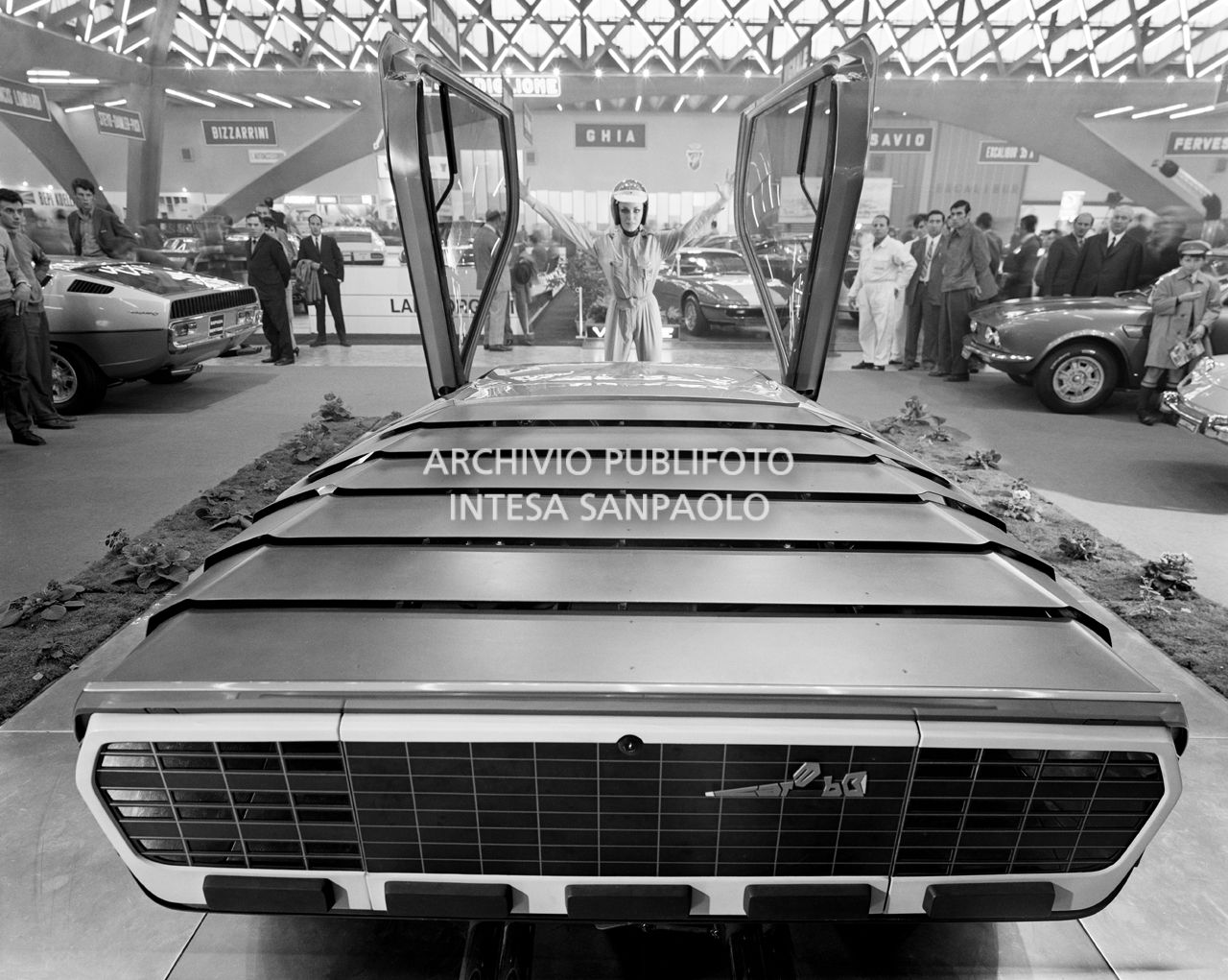 Presentazione dell'Alfa Romeo 33 Carabo, carrozzeria Bertone, con le portiere ad aperture verticali, al 50° Salone dell'Automobile di Torino