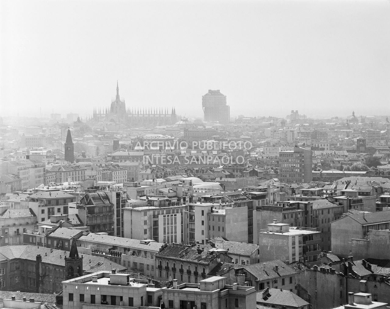 Ripresa dall'alto di Milano; sullo sfondo svettano il profilo del Duomo di Milano e la Torre Velasca