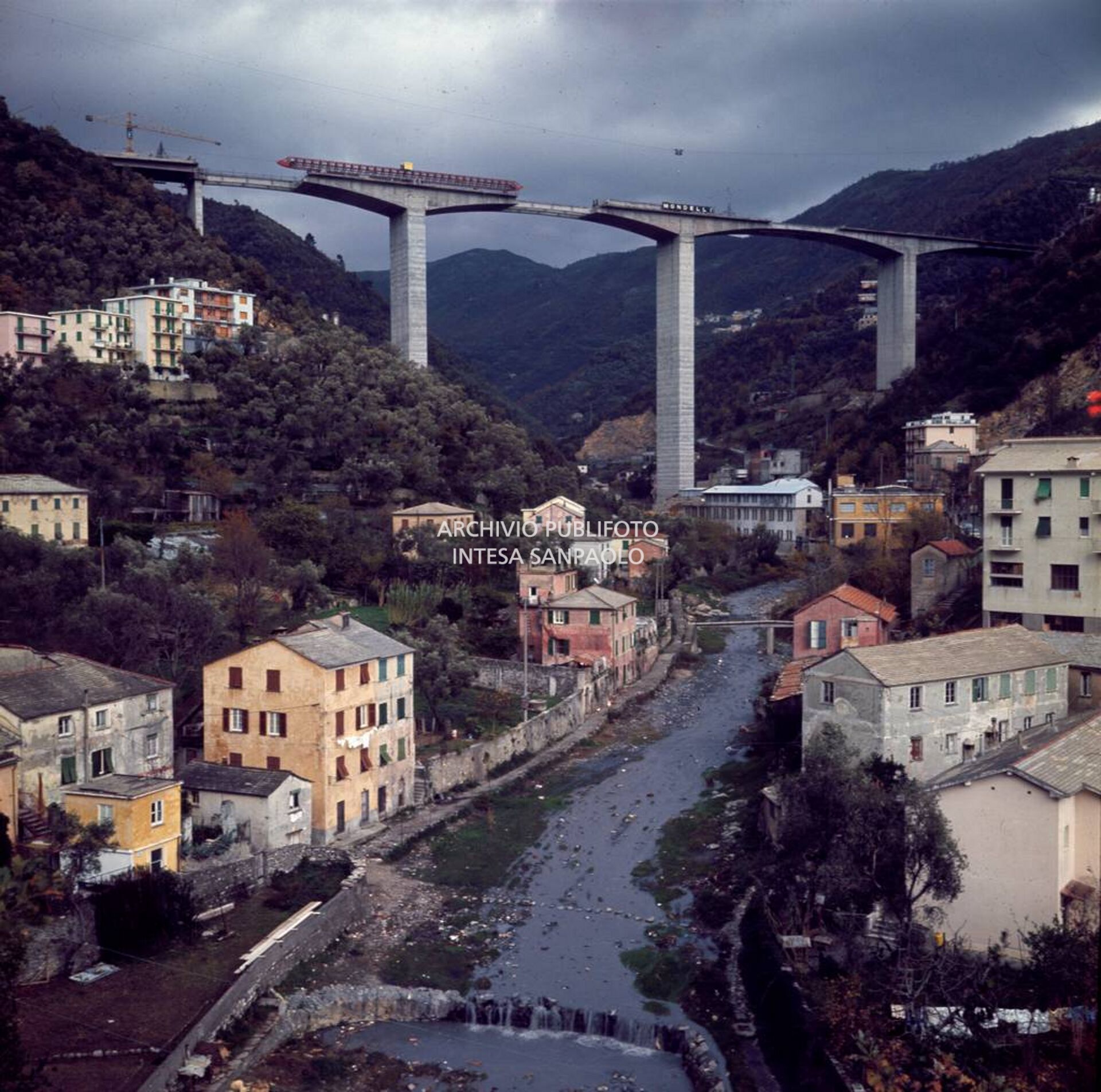 Costruzione del viadotto sul torrente Sori sul tratto autostradale Genova - Sestri Levante