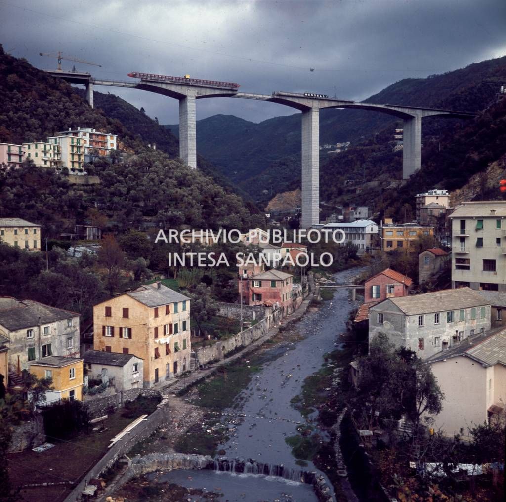 Torrente Sori Viaduct, during building, in the Genoa-Recco motorway section