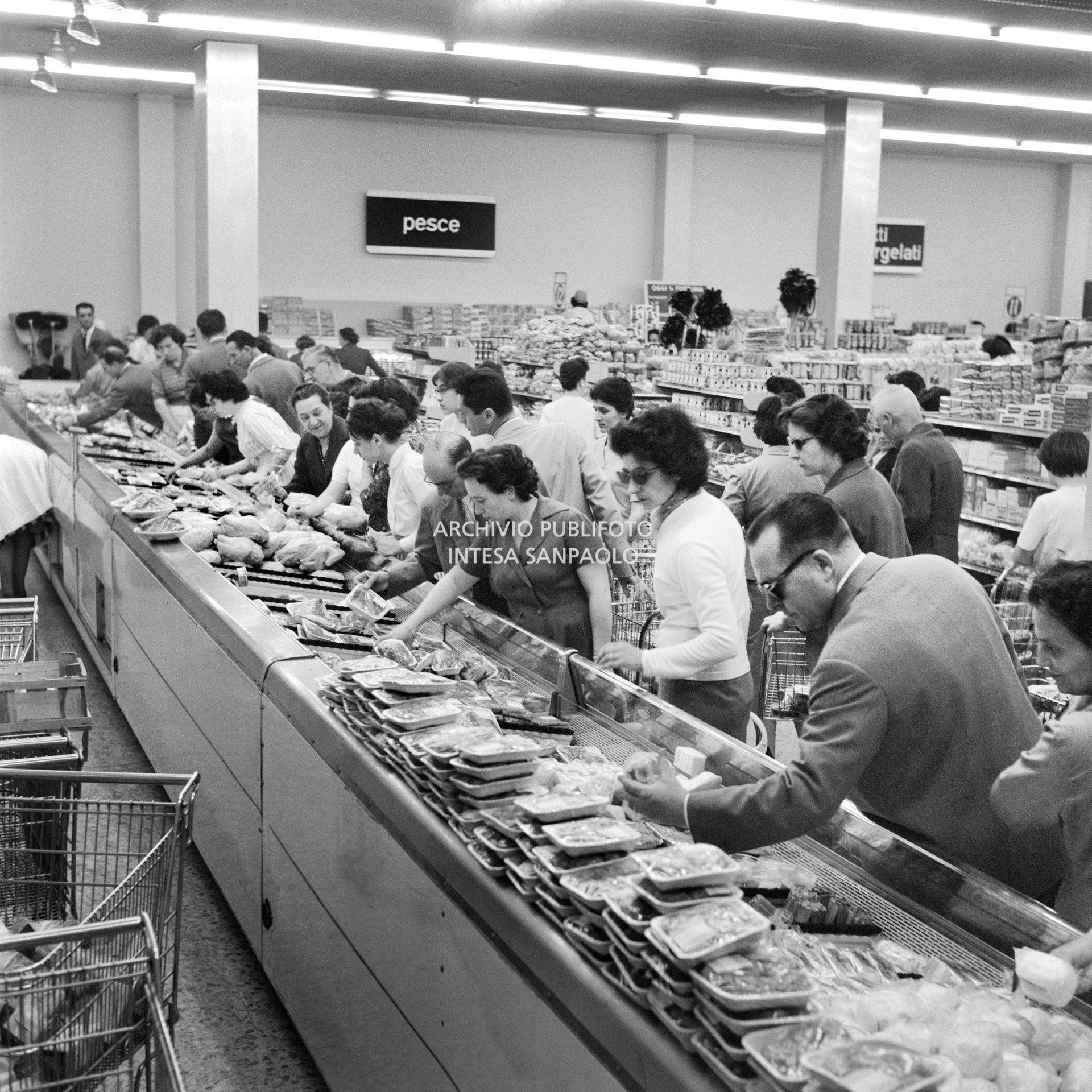 A crowd at the Esselunga supermarket in Milan