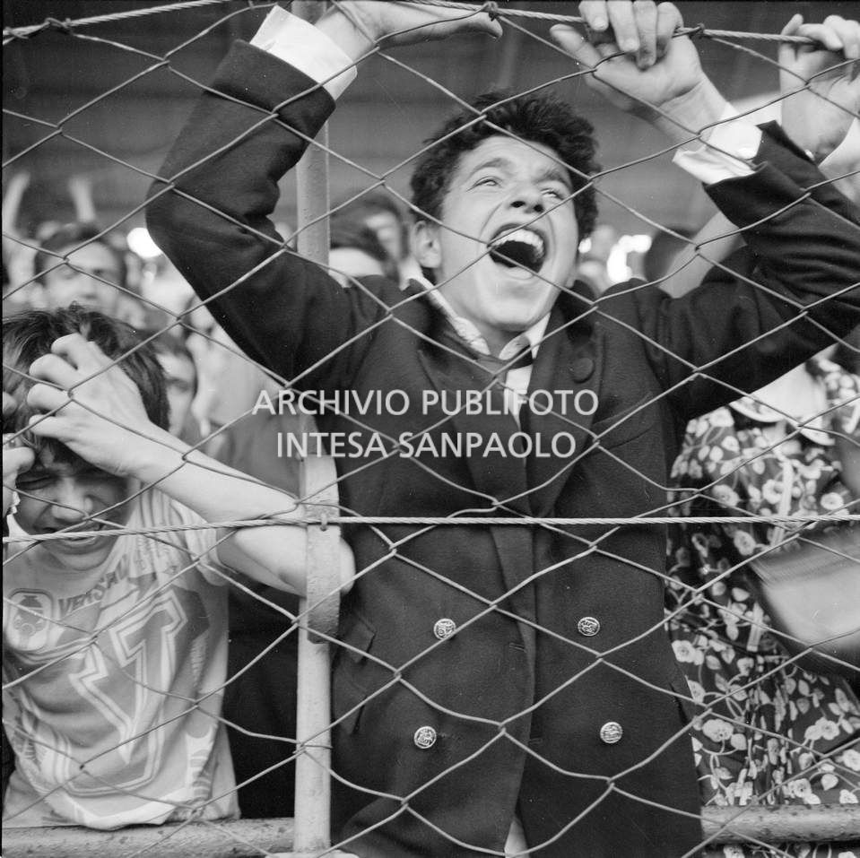 Ragazzi scatenati al concerto pomeridiano dei Beatles al Vigorelli di Milano