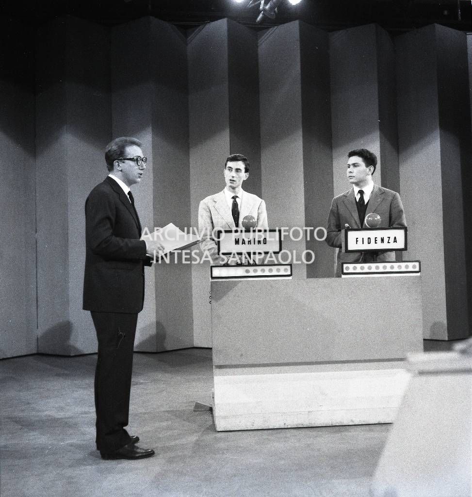 The challenge between representatives of the cities of Marino and Fidenza at the "Campanile Sera" game show hosted by Mike Bongiorno