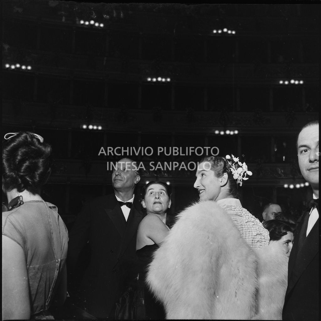 Spettatori in platea rivolgono lo sguardo verso i palchi la sera dell'inaugurazione della stagione lirica 1951-1952 del Teatro alla Scala con l'opera "I vespri siciliani" di Giuseppe Verdi, diretta da Victor de Sabata, con la regia di Herbert Graf