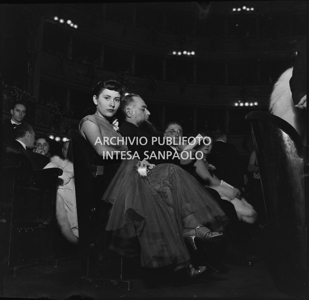 Una spettatrice seduta in platea al Teatro alla Scala la sera dell'inaugurazione della stagione lirica 1951-1952 con l'opera "I vespri siciliani" di Giuseppe Verdi, diretta da Victor de Sabata, con la regia di Herbert Graf
