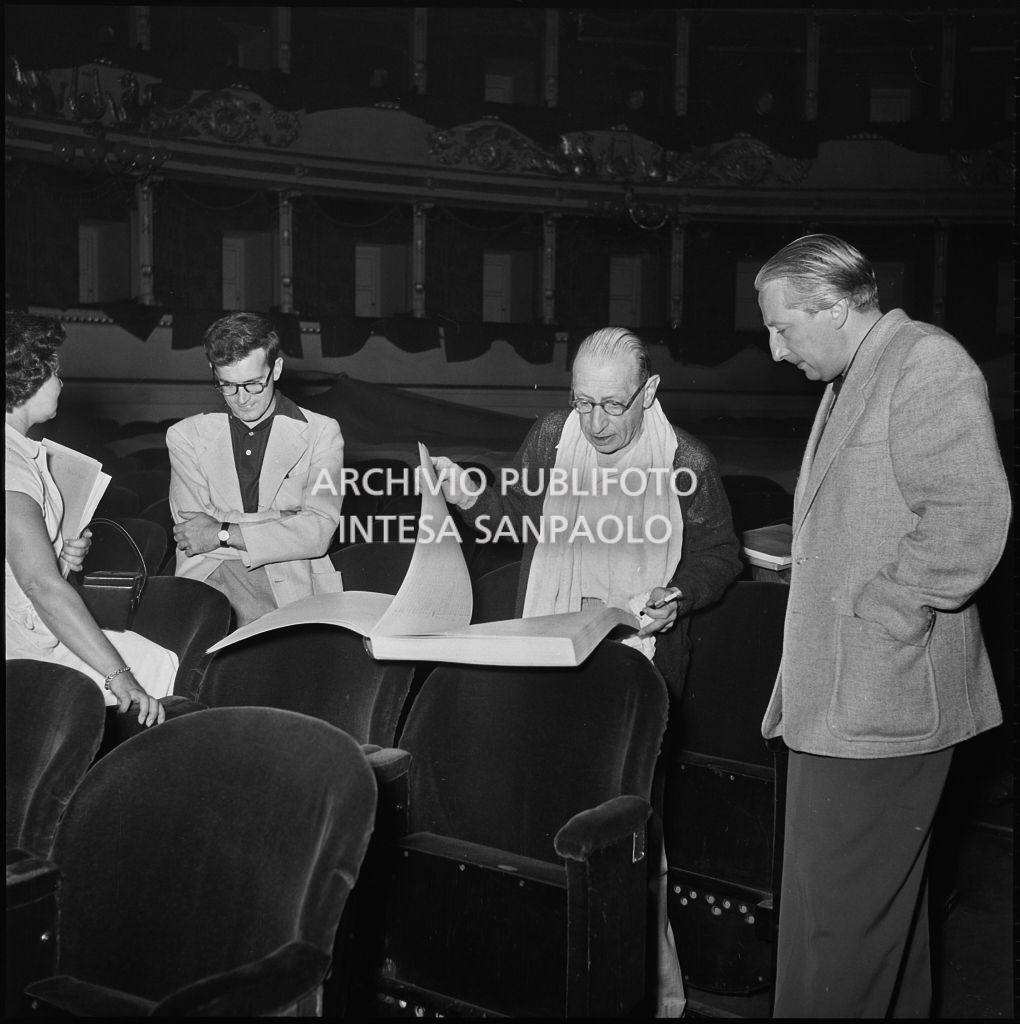 Il compositore e direttore d'orchestra Igor Stravinskij al Teatro alla Scala durante le prove di "The Rake's Progress"