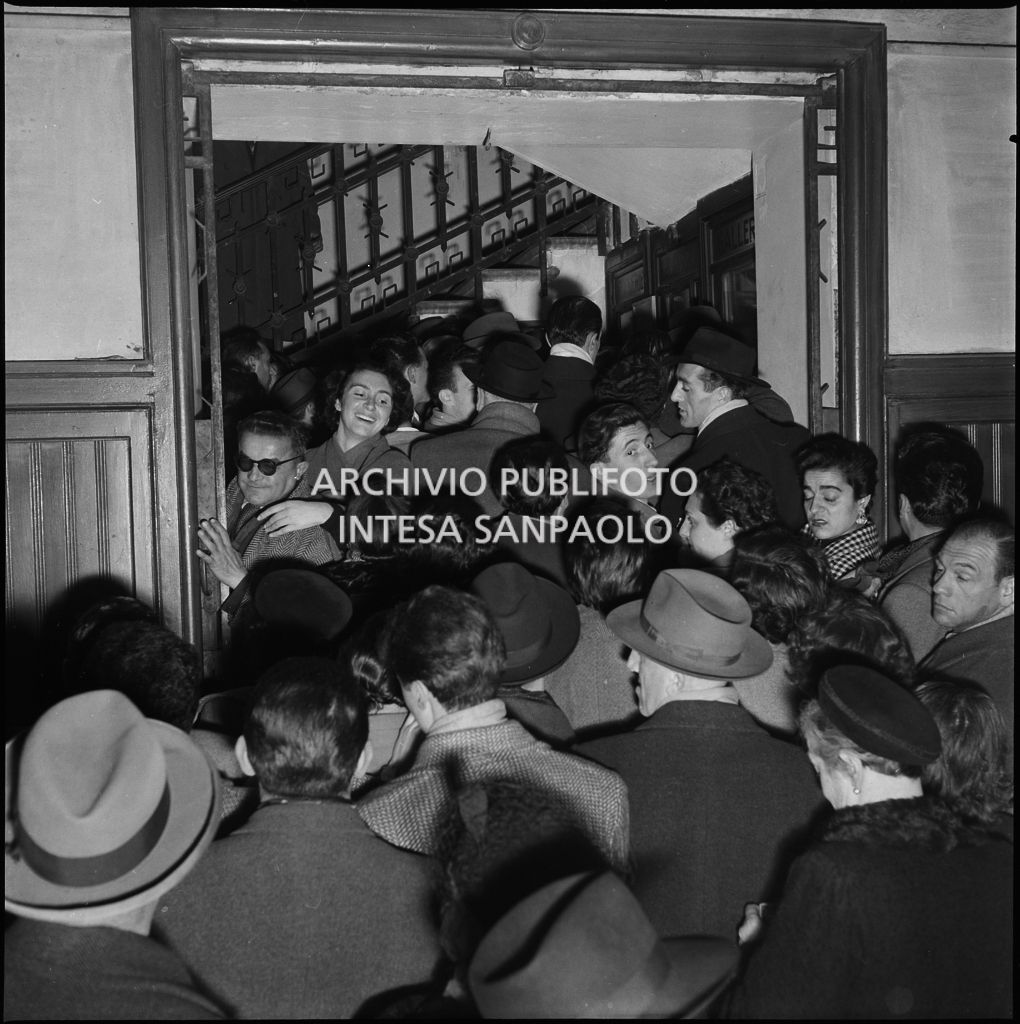Folla alla biglietteria delle Gallerie la sera dell'inaugurazione della stagione lirica 1952-1953 del Teatro alla Scala con l'opera "Macbeth", di Giuseppe Verdi, diretta da Victor de Sabata, con la regia di Carl Ebert
