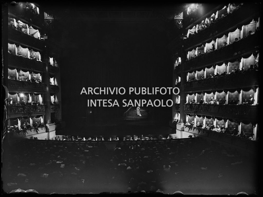Un momento della rappresentazione dell'opera "Macbeth", di Giuseppe Verdi, diretta da Victor de Sabata, con la regia di Carl Ebert, con cui è stata inaugurata la stagione lirica 1952-1953 del Teatro alla Scala con