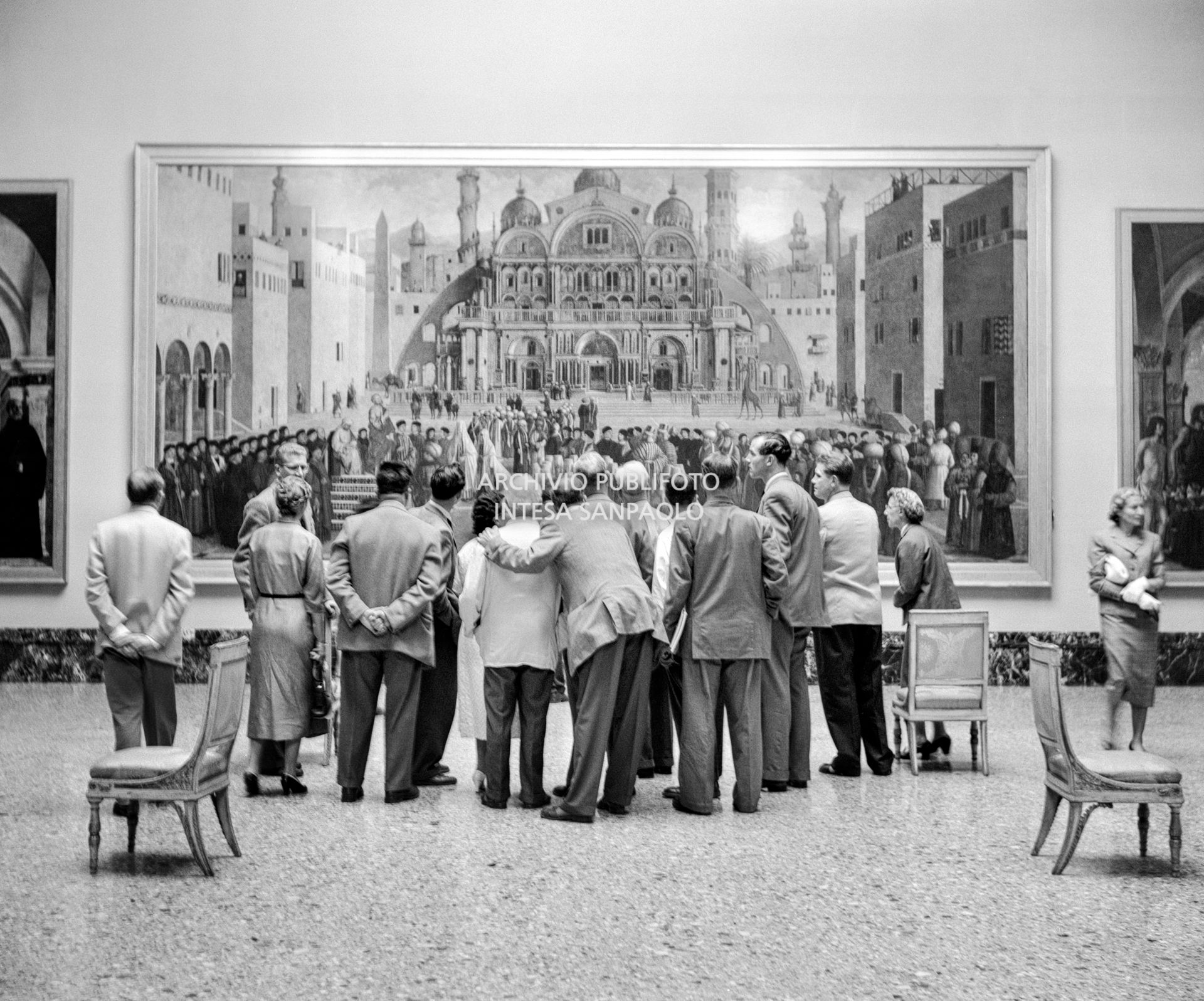Un gruppo di turisti in una delle sale della Pinacoteca di Brera a Milano osserva il dipinto "Predica di San Marco ad Alessandria d'Egitto" di Gentile e Giovanni Bellini