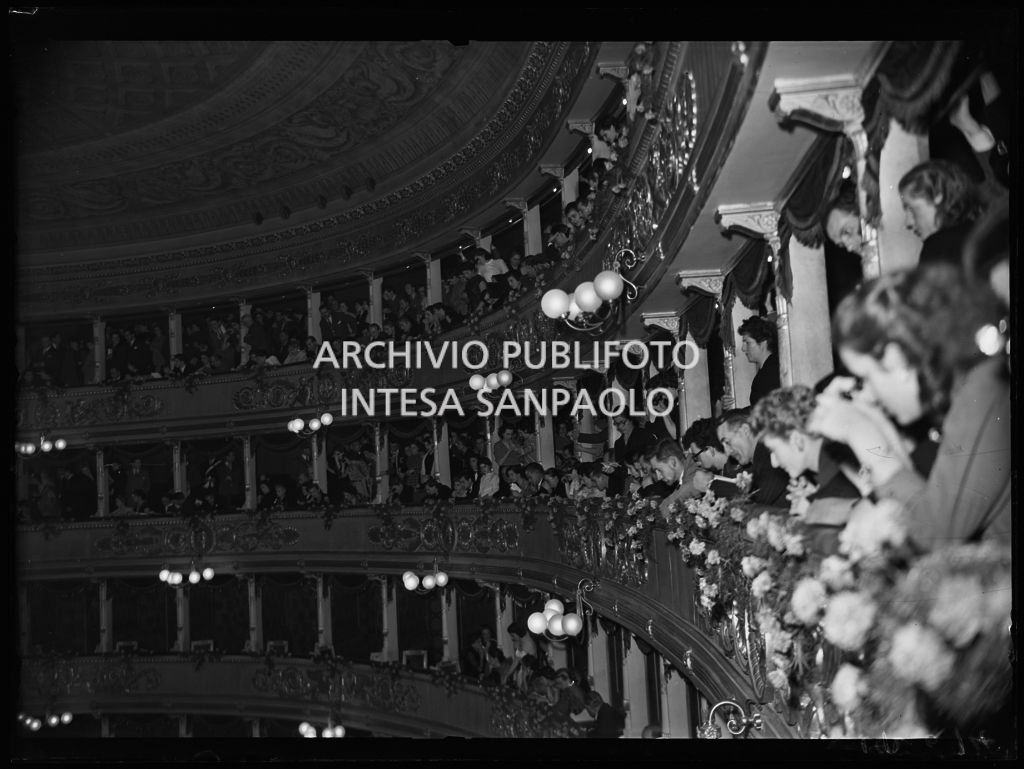 Il pubblico del loggione in occasione dell'inaugurazione della stagione lirica 1953-1954 del Teatro alla Scala con l'opera "La Wally", di Alfredo Catalani, diretta da Carlo Maria Giulini, con la regia di Tatiana Pavlova