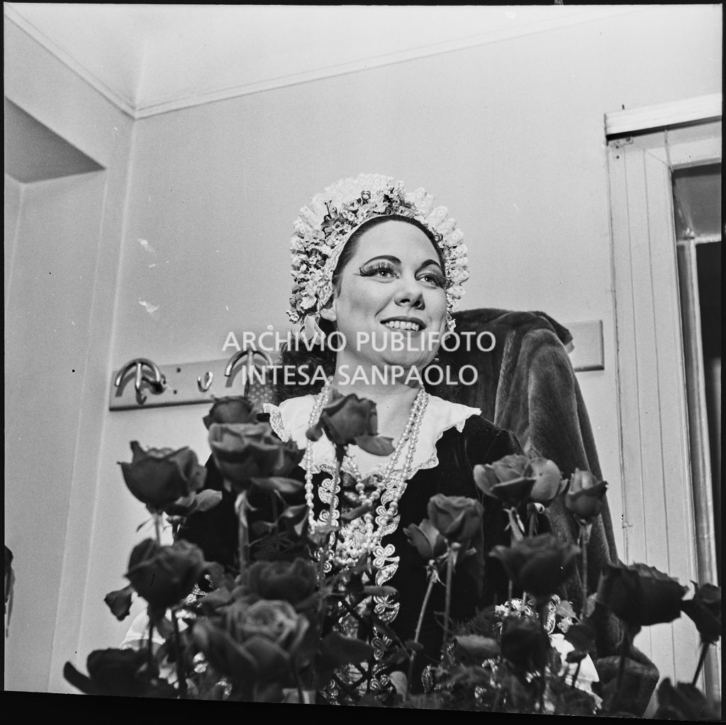 Il soprano Renata Tebaldi in camerino, al Teatro alla Scala, la sera dell'inaugurazione della stagione lirica 1953-1954 con l'opera "La Wally", di Alfredo Catalani, diretta da Carlo Maria Giulini, con la regia di Tatiana Pavlova