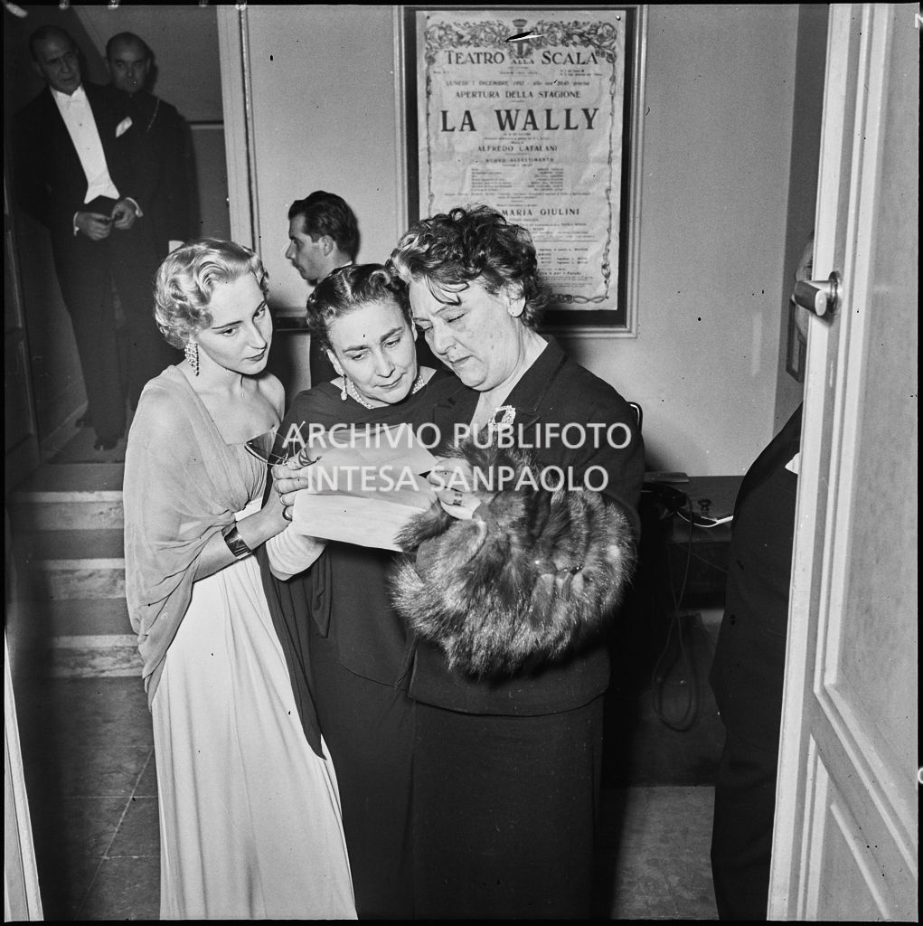 Emanuela di Castelbarco, la madre Wally Toscanini e Tatiana Pavlova, al Teatro alla Scala, in occasione della serata inaugurale della stagione lirica 1953-1954 con l'opera "La Wally", di Alfredo Catalani, diretta da Carlo Maria Giulini, con la regia di Tatiana Pavlova