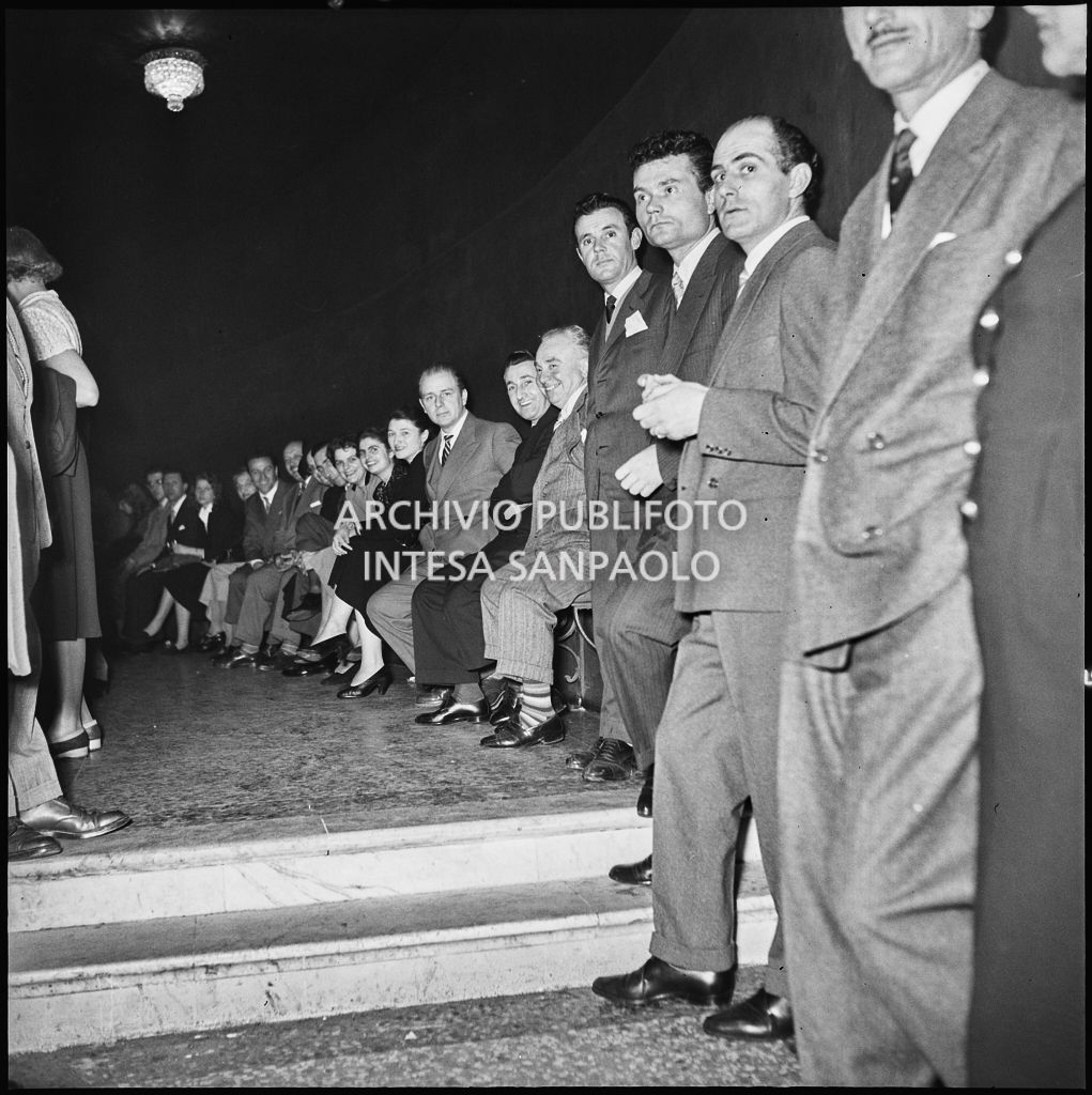 Spettatori nel loggione, al Teatro alla Scala,la sera dell'inaugurazione della stagione lirica 1953-1954 con l'opera "La W ally", di Alfredo Catalani, diretta da Carlo Maria Giulini, con la regia di Tatiana Pavlova