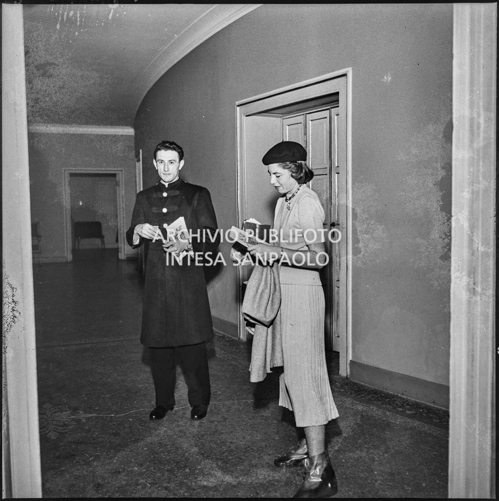 Una spettatrice del loggione, con le galosce ai piedi, la sera dell'inaugurazione della stagione lirica 1953-1954 al Teatro alla Scala con l'opera "La Wally", di Alfredo Catalani, diretta da Carlo Maria Giulini