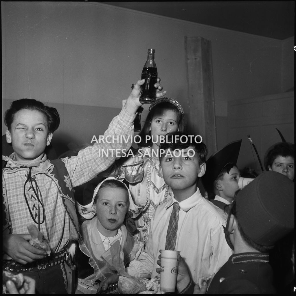 Bambini in maschera durante una festa di carnevale