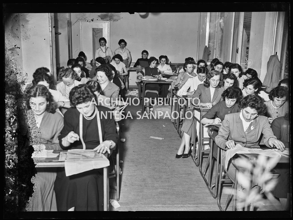 Scuola per domestiche organizzata dalle Acli (Associazioni Cristiane dei Lavoratori Italiani) nella sede di via della Signora a Milano