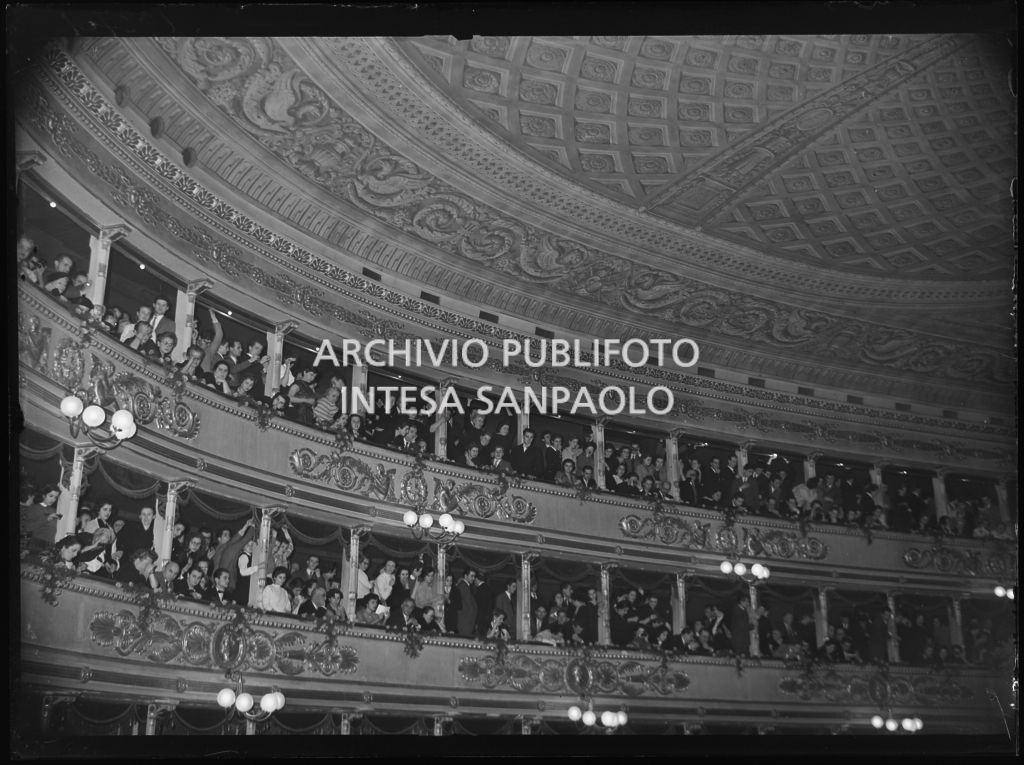 Scorcio del loggione, gremito di pubblico, la sera dell'inaugurazione della stagione lirica 1953-1954 del Teatro alla Scala con l'opera "La Wally", di Alfredo Catalani, diretta da Carlo Maria Giulini, con la regia di Tatiana Pavlova
