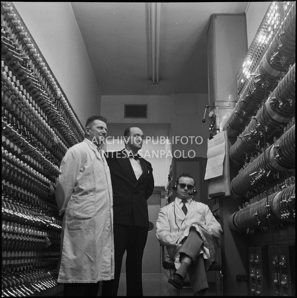 Tecnici alla cabina elettrica del Teatro alla Scala la sera dell'inaugurazione della stagione lirica 1958-1959 con l'opera "Turandot" di Giacomo Puccini, diretta da Antonino Votto, con la regia di Margherita Walmann