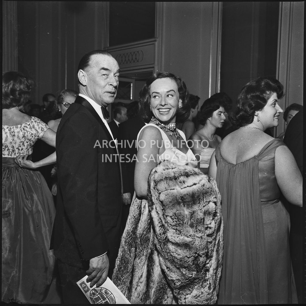 Erich Maria Remarque e Paulette Goddard al Teatro alla Scala in occasione della serata inaugurale della stagione lirica 1958-1959 con l'opera "Turandot" di Giacomo Puccini, diretta da Antonino Votto, con la regia di Margherita Wallmann