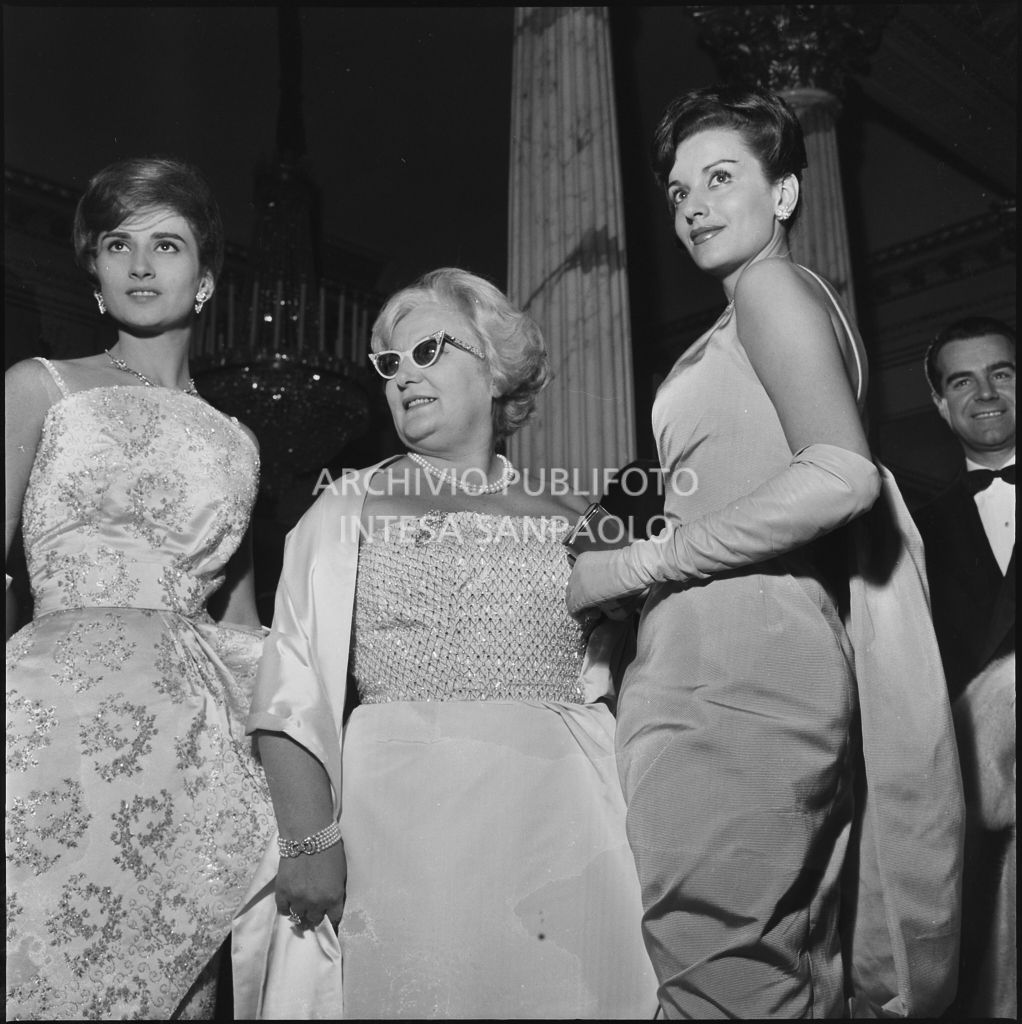 Jole Veneziani al Teatro alla Scala in occasione della serata inaugurale della stagione lirica 1959-1960 con l'opera "Otello" di Giuseppe Verdi, diretta da Antonino Votto, con la regia di Margherita Wallmann