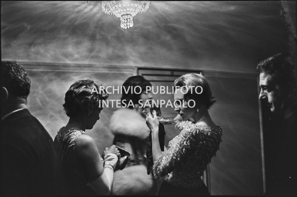 Emanuela di Castelbarco Toscanini al Teatro alla Scala la sera dell'inaugurazione della stagione lirica 1960-1961 con l'opera "Poliuto" di Gaetano Donizetti, diretta da Antonino Votto, con la regia di Herbert Graf