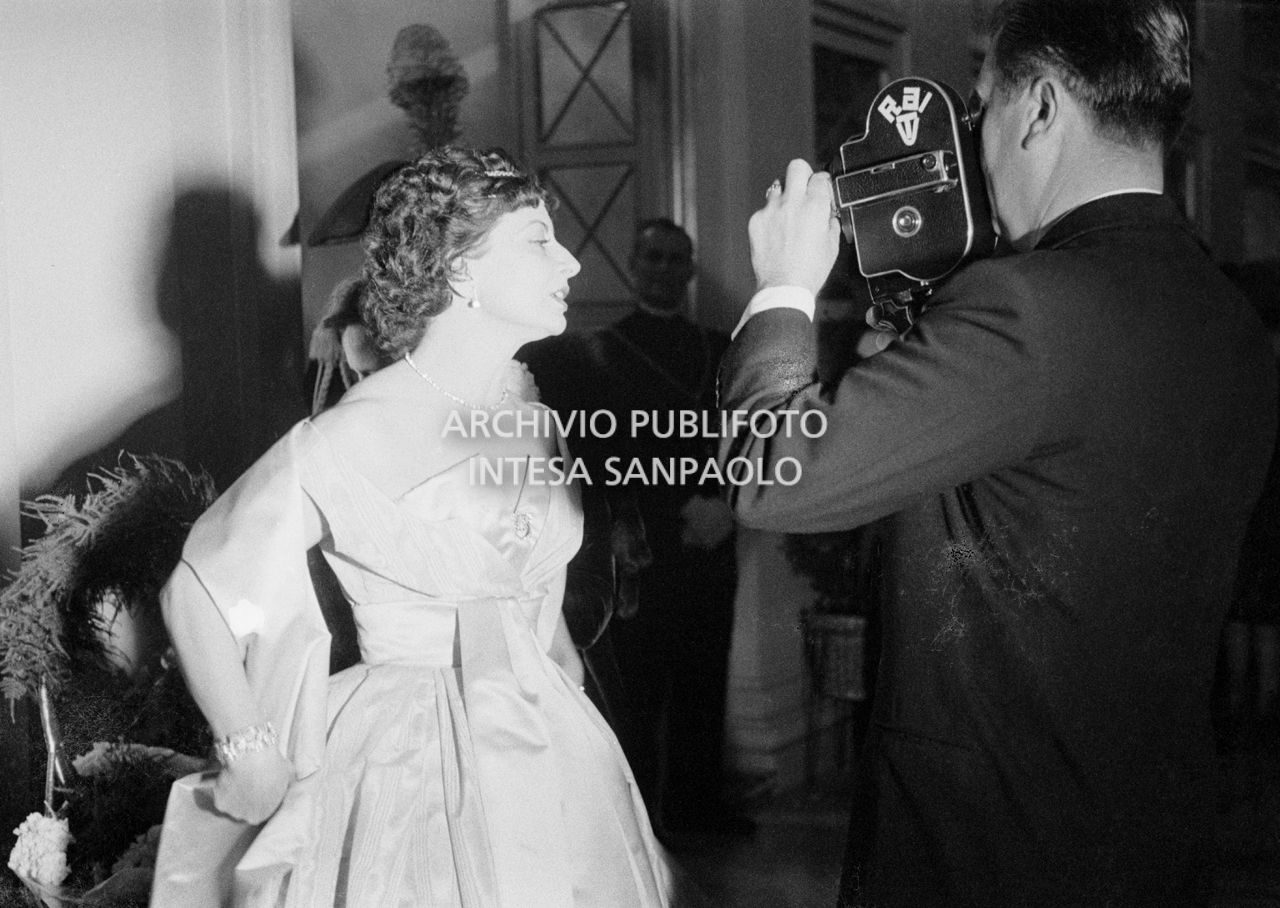 La baronessa Bianca Maria Hubner ripresa da un operatore RAI in occasione dell'inaugurazione della stagione lirica 1958-1959 del Teatro alla Scala con l'opera "Turandot", di Giacomo Puccini, diretta da Antonino Votto, con la regia di Margherita Wallmann
