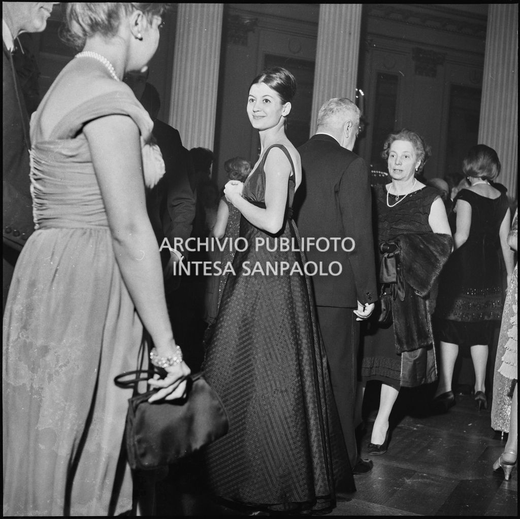 Carla Fracci al Teatro alla Scala in occasione della serata inaugurale della stagione lirica 1962-1963 con l'opera "Il Trovatore" di Giuseppe Verdi, diretta da Gianandrea Gavazzeni, con la regia di Giorgio De Lullo