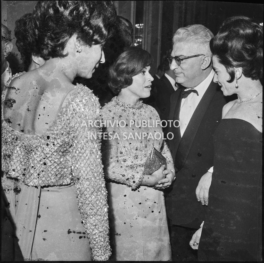 Franca Valeri al Teatro alla Scala in occasione della serata inaugurale della stagione lirica 1963-1964 con le opere "Cavalleria Rusticana" e "L'amico Fritz" di Pietro Mascagni, dirette da Gianandrea Gavazzeni, con la regia di Franco Enriquez
