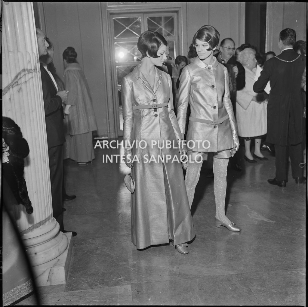 Margherita e Rossana Faraboli, nel foyer del Teatro alla Scala, la sera dell'inaugurazione della stagione lirica 1966-1967 con l'opera "Nabucco" di Giuseppe Verdi, diretta da Gianandrea Gavazzeni con la regia di Franco Enriquez