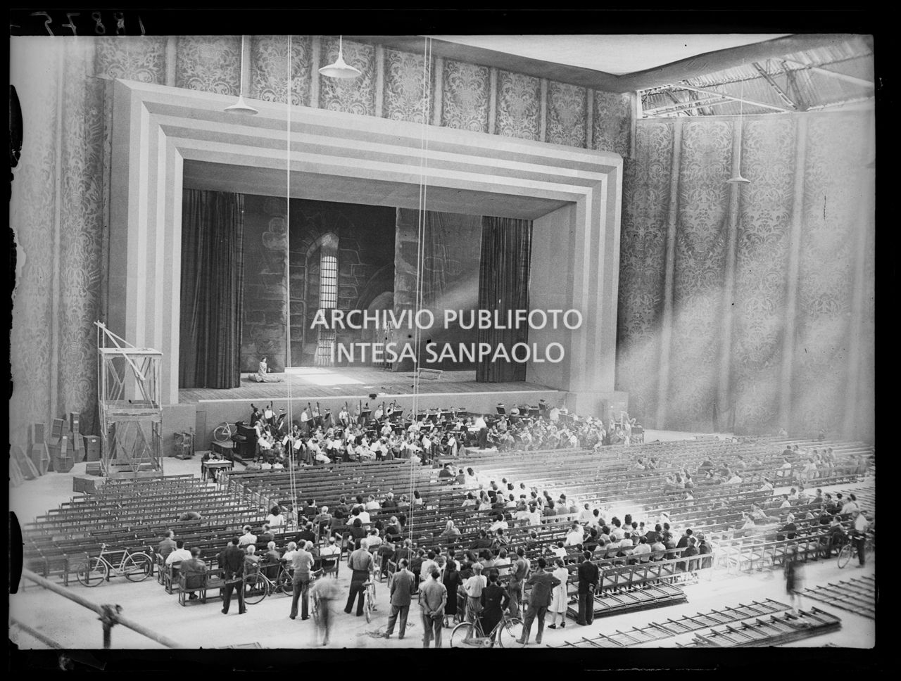 Un momento delle prove di un'opera della stagione estiva del Teatro alla Scala rappresentata al Palazzo dello Sport della Fiera di Milano