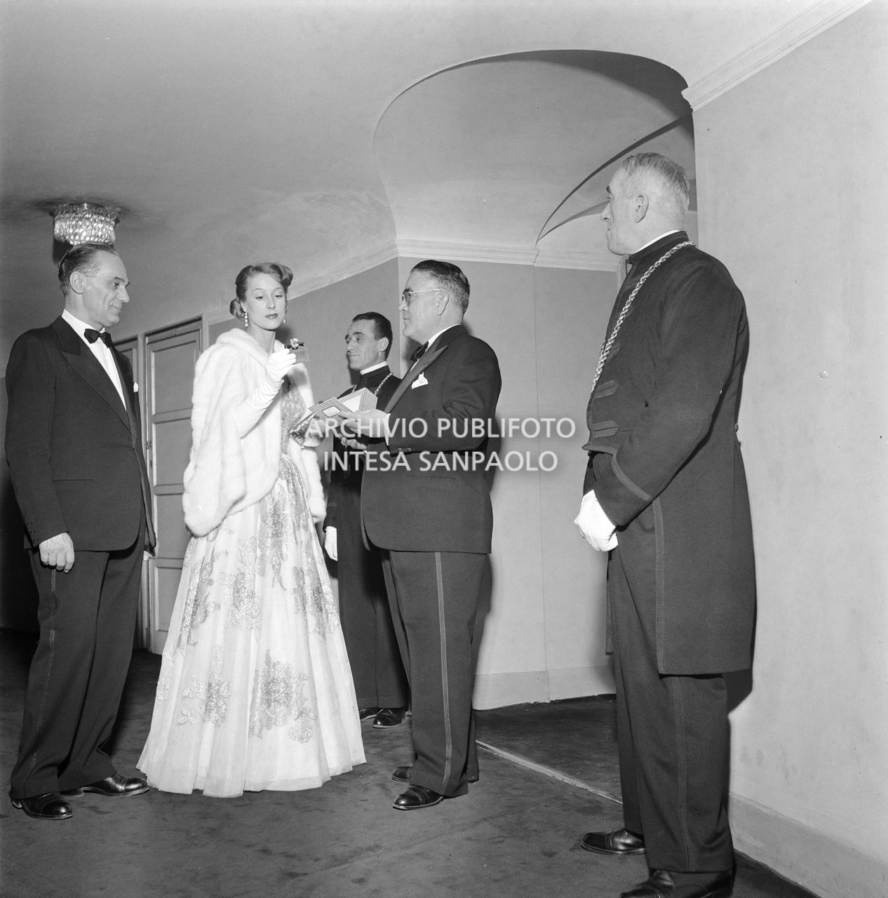 La signora Jonasson ammira il profumo Christian Dior, appena ricevuto in dono, al Teatro alla Scala, in occasione della serata inaugurale della stagione lirica 1951-1952 con l'opera "I vespri siciliani" di Giuseppe Verdi, diretta da Victor de Sabata, con la regia di Herbert Graf
